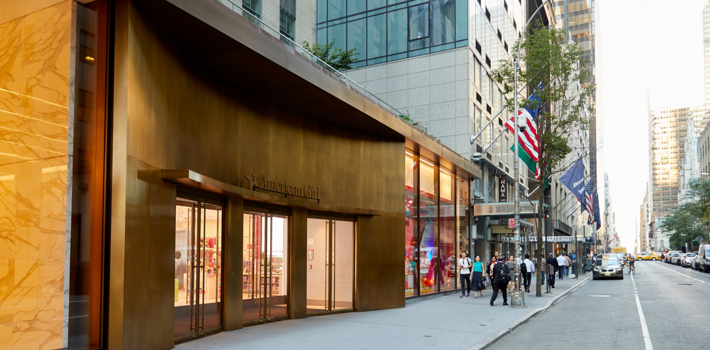 "75 Rockefeller Plaza / American Girl" facade systems brass, New York City | © Valéry Kloubert