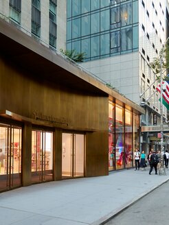 "75 Rockefeller Plaza / American Girl" facade systems brass, New York City | © Valéry Kloubert