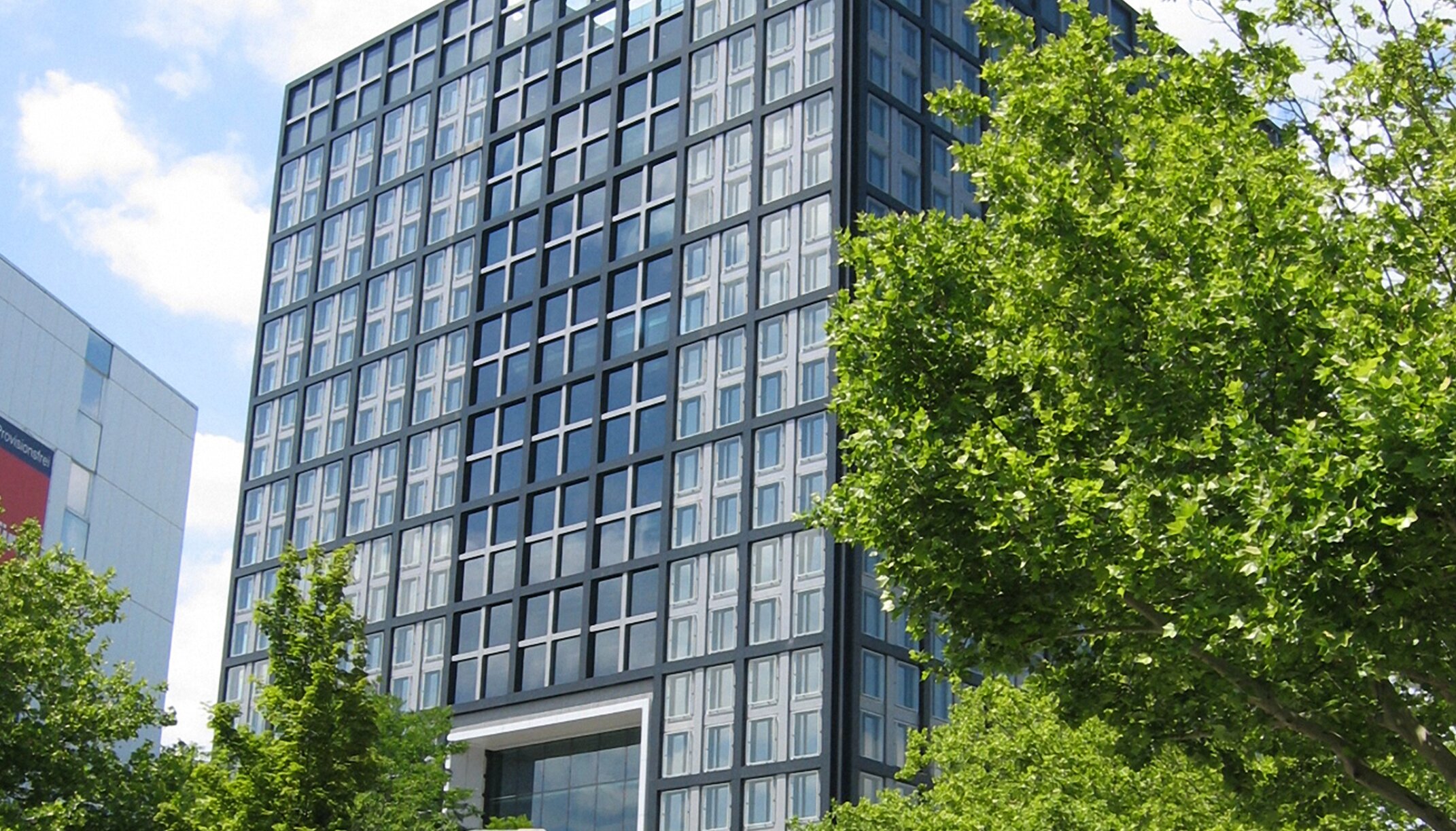 "Deutsche Börse Frankfurt"; Pulverbeschichtete Fassadenverkleidung aus Aluminium