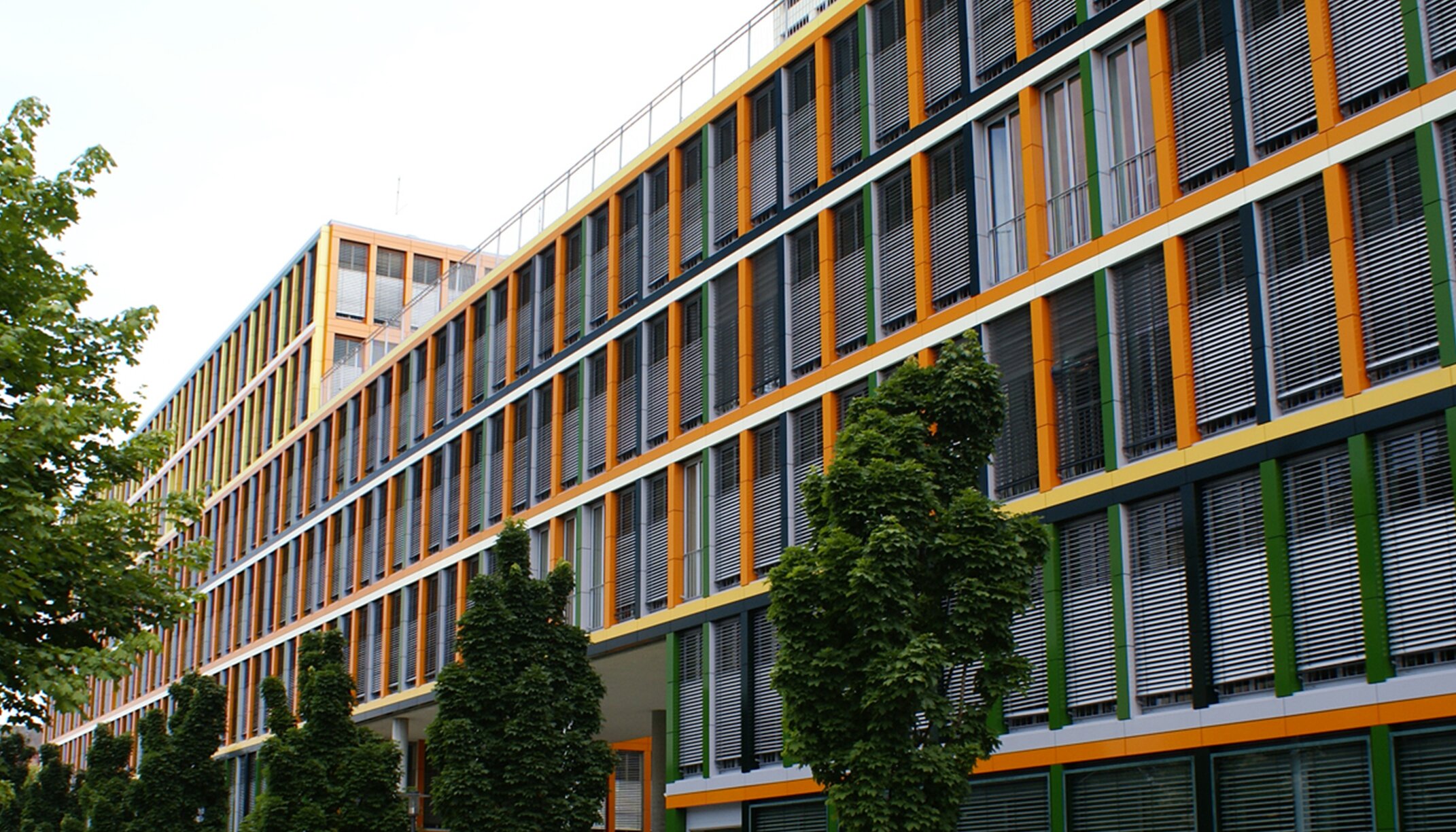 "KPMG Wirtschaftsprüfungsgesellschaft"; farbenfrohe Fassadengestalltung von POHL Facades
