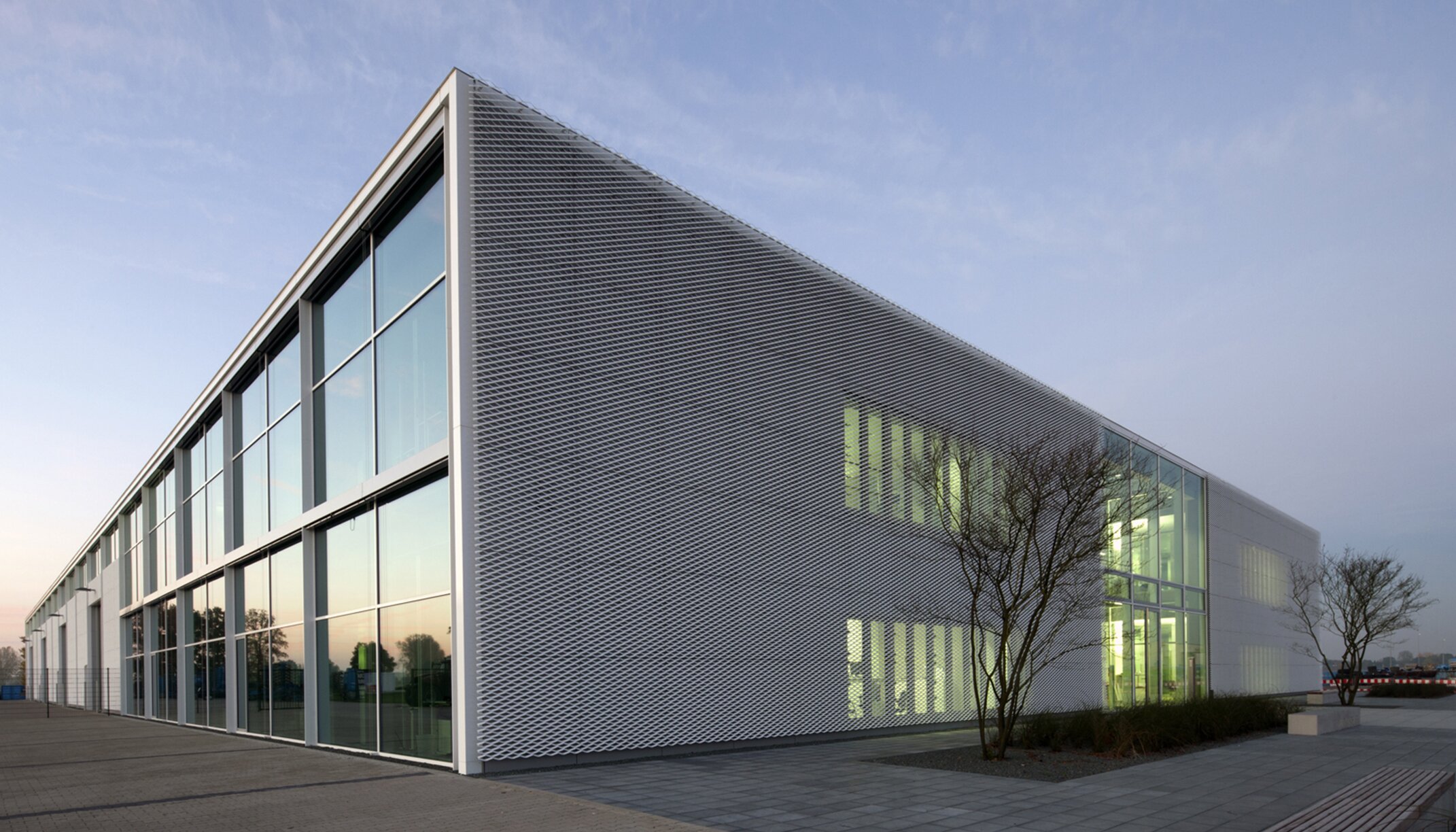 detail view, facade cladding"Firmenzentrale Lemken", aluminium, expanded metall, POHL Ecopanel EM