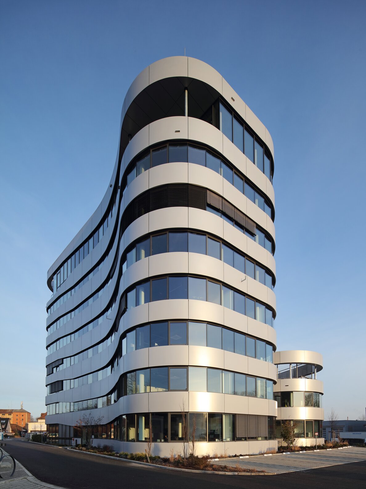 "I Live Tower"; Pulverbeschichtete Aluminium Fassadenoberfläche von POHL