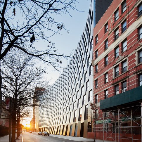 "The Smile" facade cladding, stainless steel, New York | © Pernille Loof