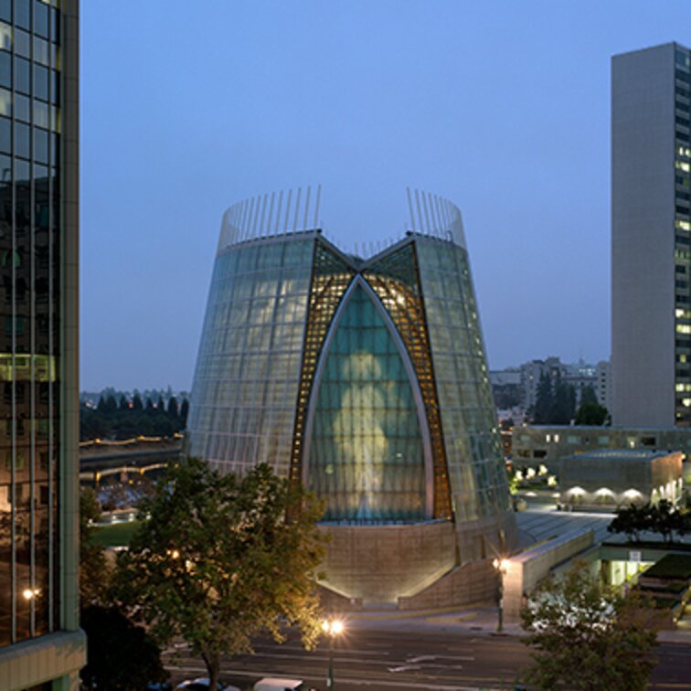 Square view "Cathedral of Christ the Light"; POHL Europanel aluminum facade | © Timothy Hursley