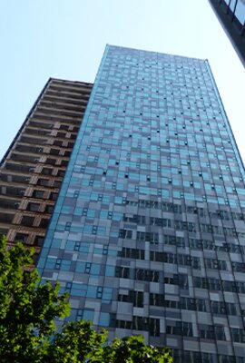 Quadratische Ansicht "Amazon Doppler Building"; Edelstahl Gebäudehülle