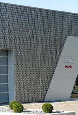 Quadratische Ansicht "Audizentrum"; unaufwändige hinterlüftete Aluminiumfassade