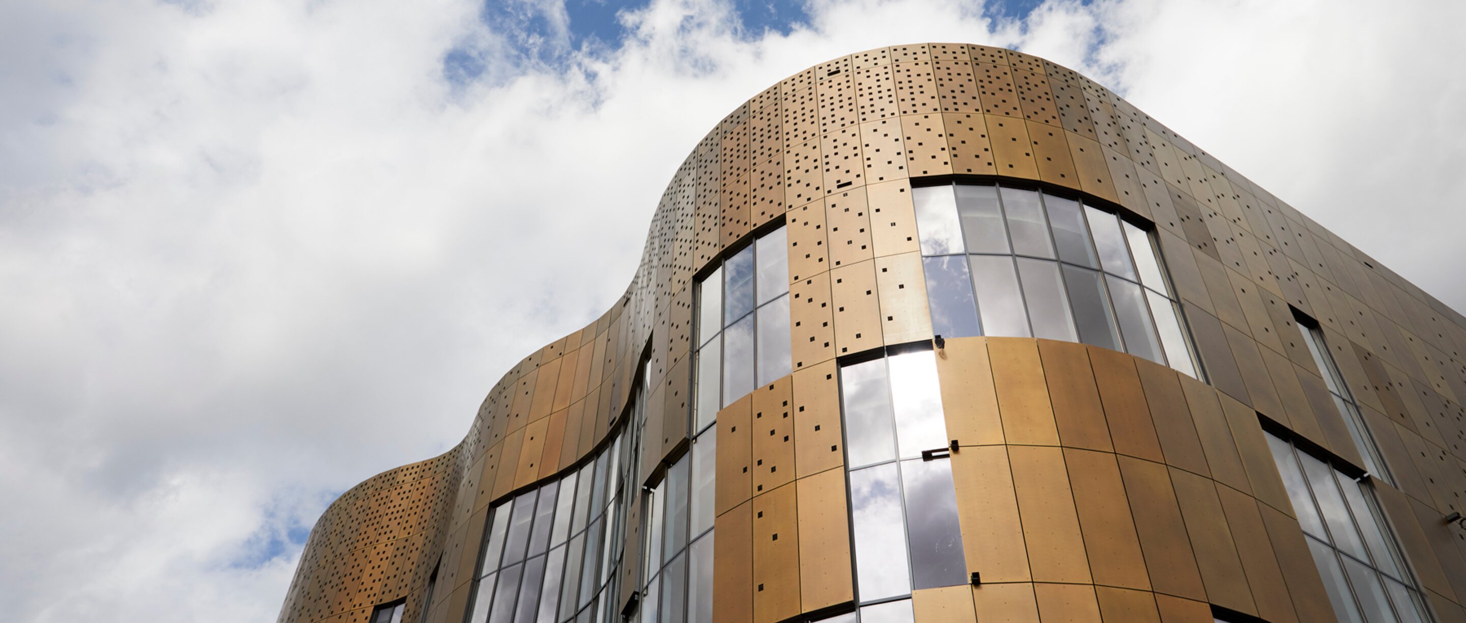 "City Plaza Wuppertal"; individual facade concept with brass  | © Valéry Kloubert