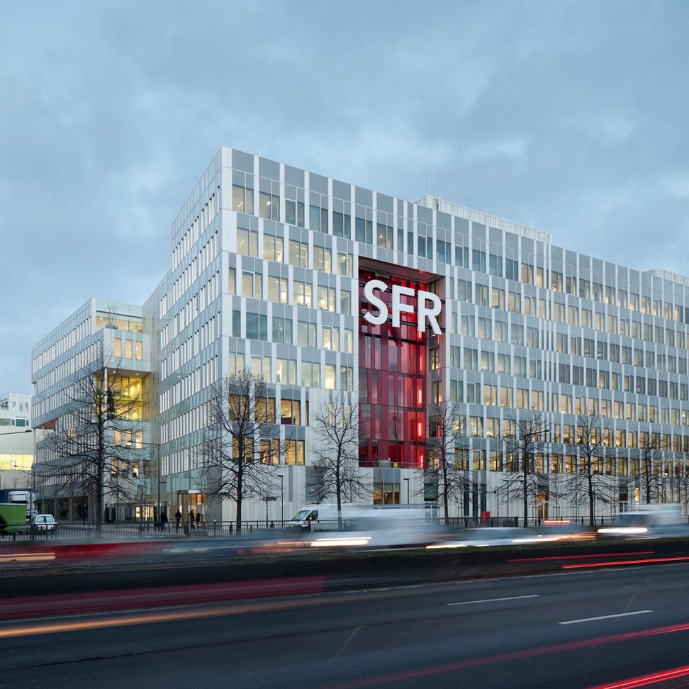 "Campus SFR"; moderne Aluminiumfassade | © Èric Sempé
