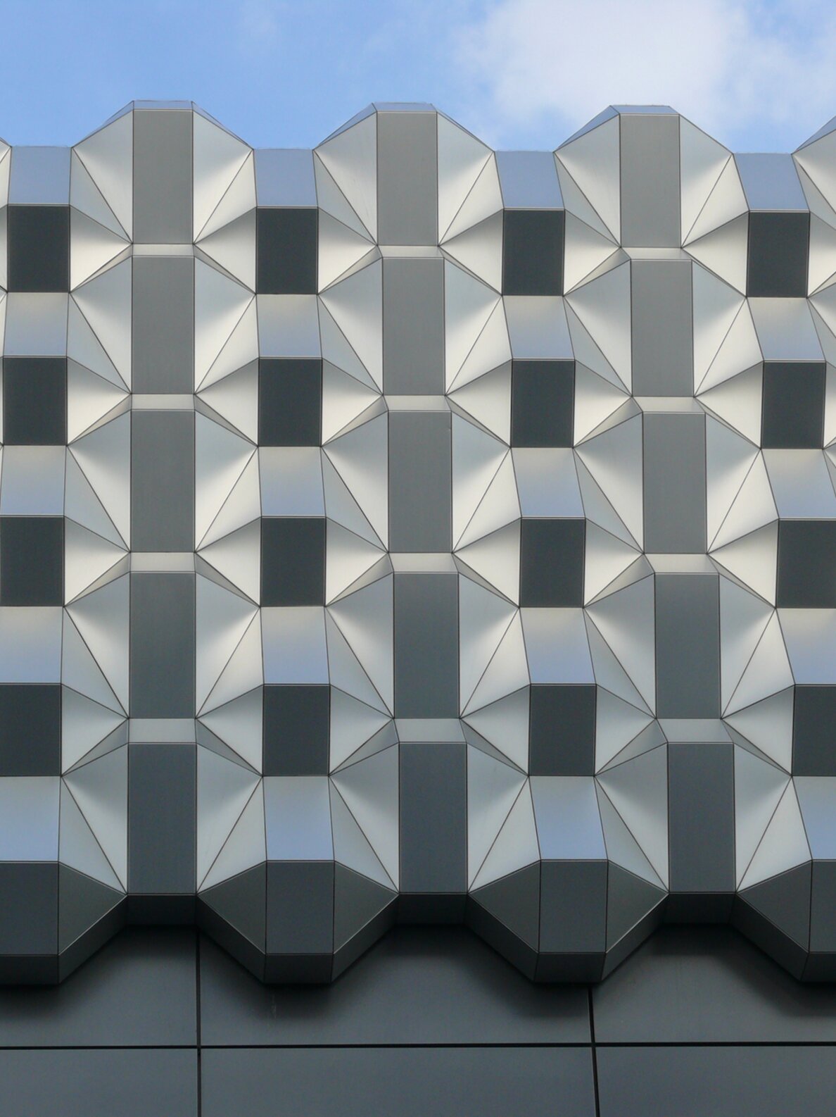 "Centrum Galerie Dresden"; anodised aluminum facade surface