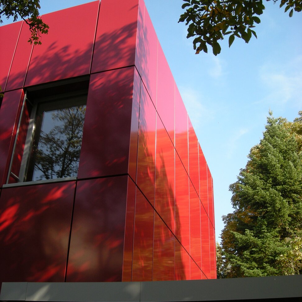 Referenzbild "Berufsgenossenschaft für Metall"; auffällige Aluminium Fassadenhülle; POHL Europanel