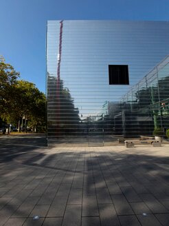 "Forschungszentrum Caeser"; Blankgeglühte Fassadenoberfläche von POHL | © Manos Meisen Fotografie
