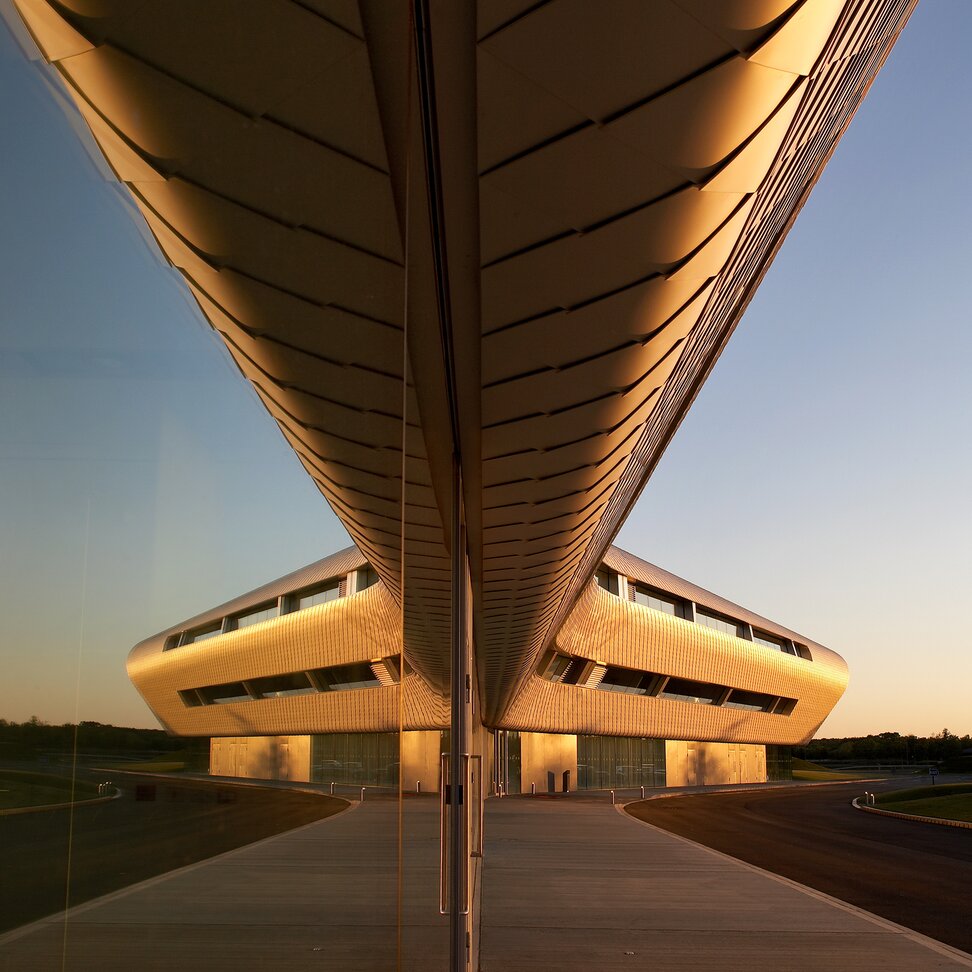 "Farnborough Flughafen"; überweltigende Fassadendesign aus Aluminium
