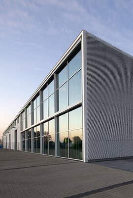 portrait view: Metal facade "Firmenzentrale Lemken", aluminium, expanden metal, POHL Ecopanel EM