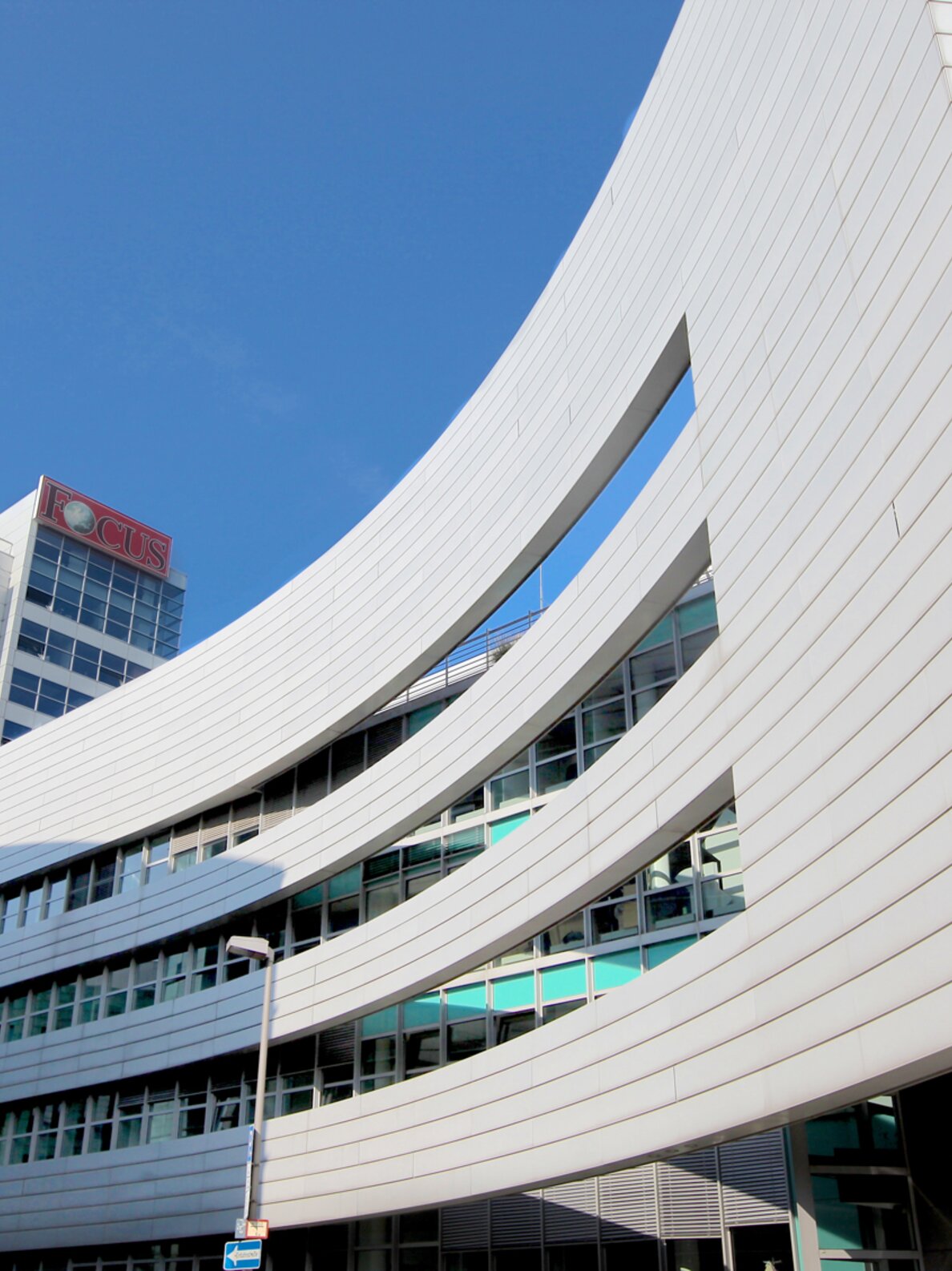 "Kaicenter Düsseldorf"; überragende Fassadentechnik von POHL Facades | © Manos Meisen Fotografie