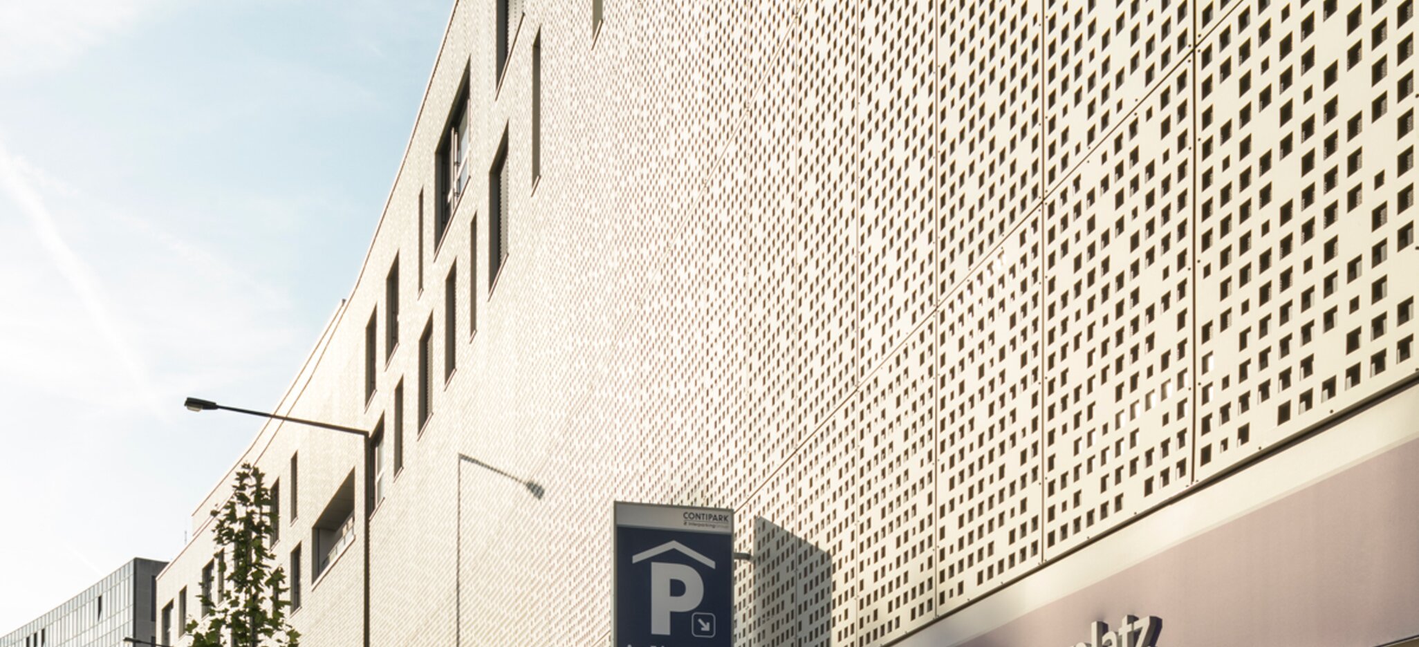Referenzbild Fassadenverkleidung "Magnus 31", Aluminium, POHL Europanel, POHL BRONZE HAIRLINE Light | © Constantin Meyer