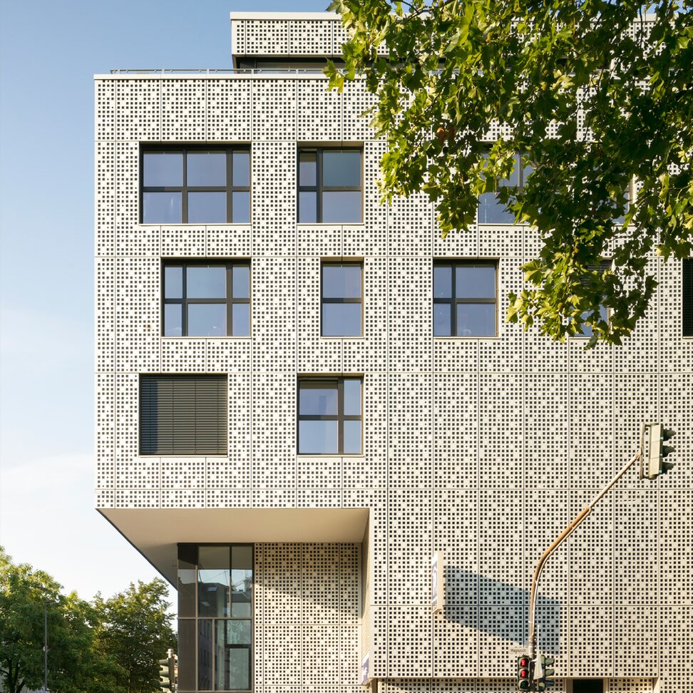 project image, facade design "Magnus 31", aluminium, POHL Europanel, POHL BRONZE HAIRLINE Light | © Constantin Meyer