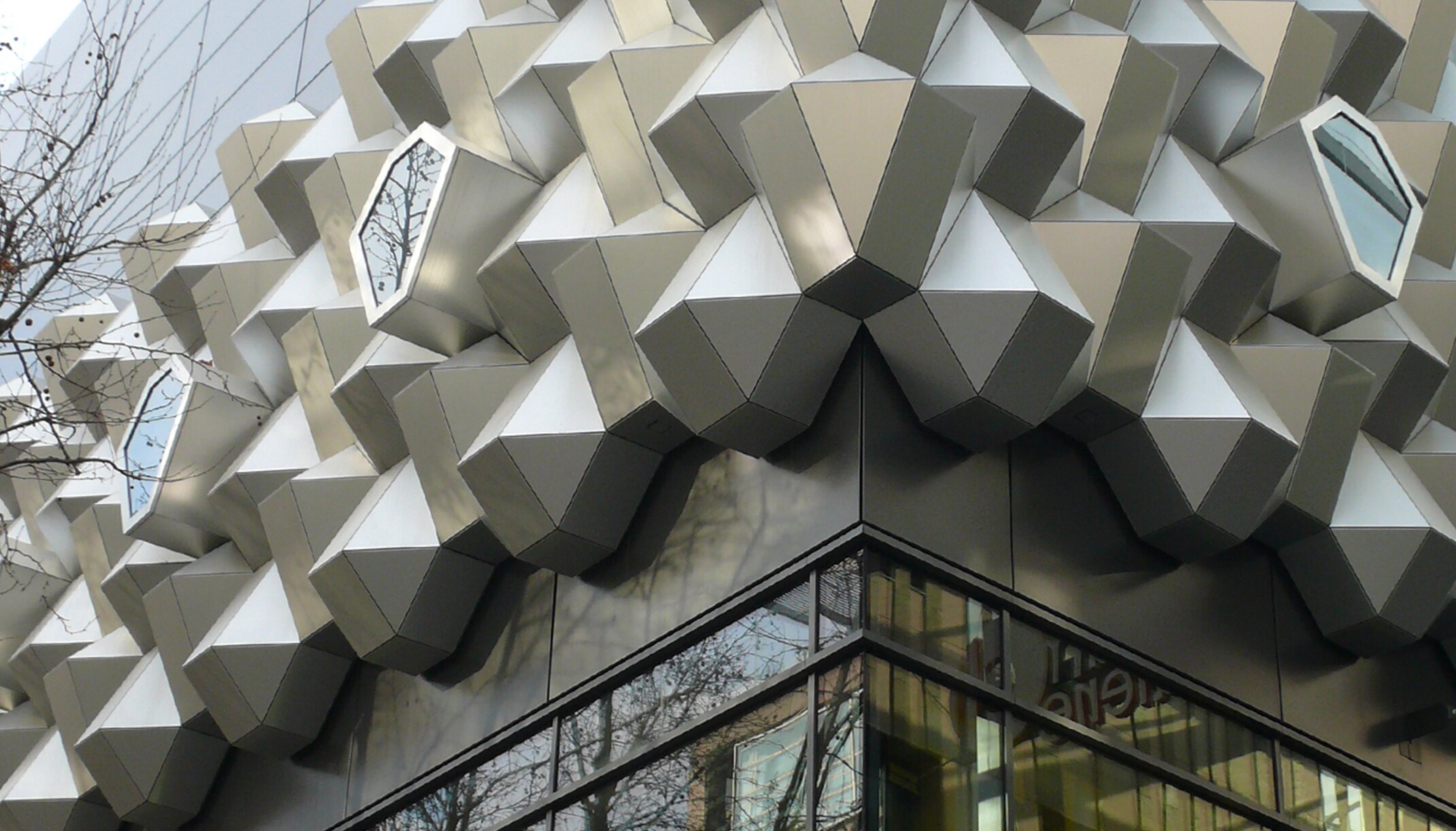 Detailansicht "Centrum Galerie Dresden"; elegante silber eloxierte Fassadenoberfläche