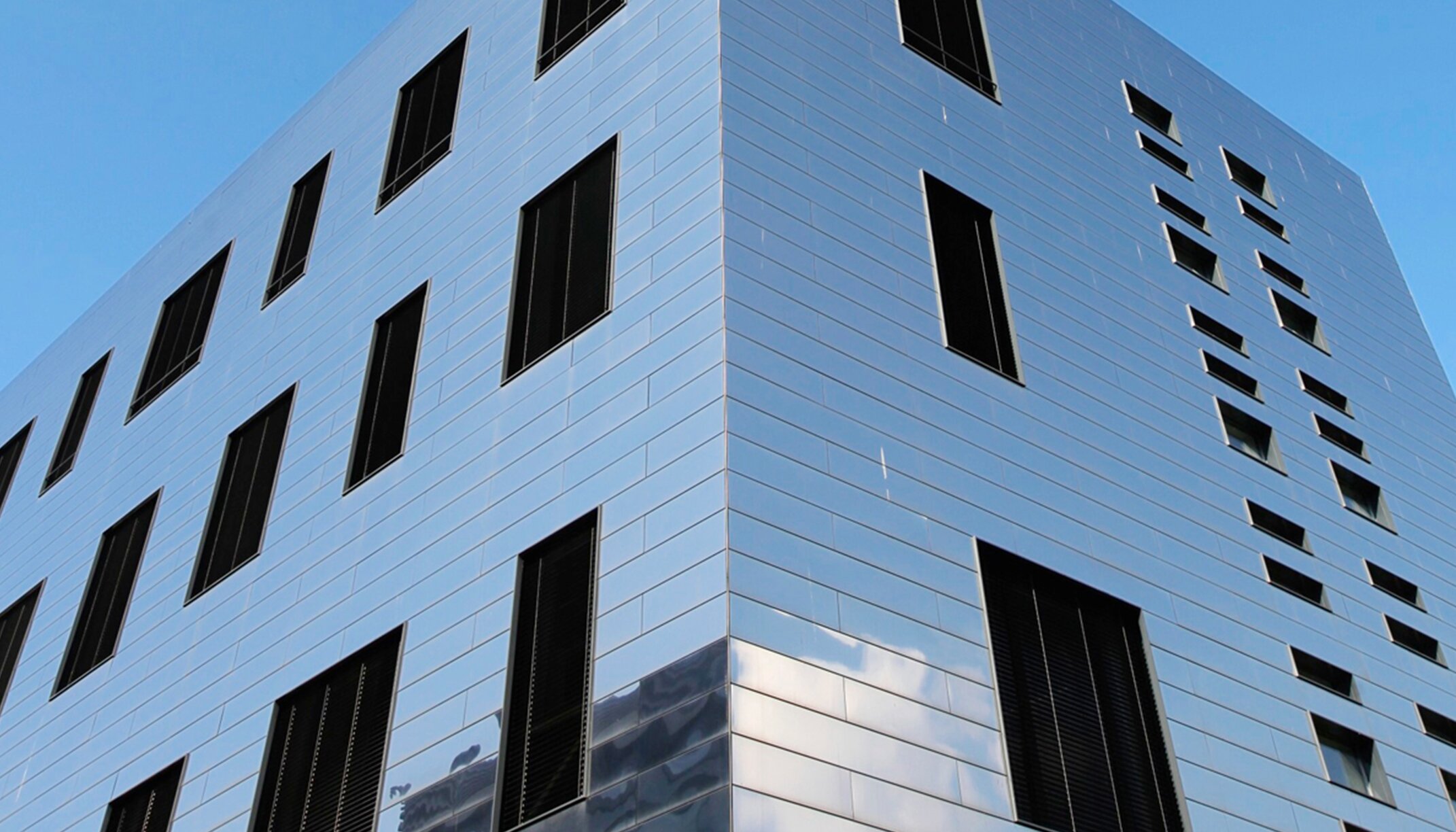 "Forschungszentrum Caeser"; first-class stainless steel facades | © Manos Meisen Fotografie