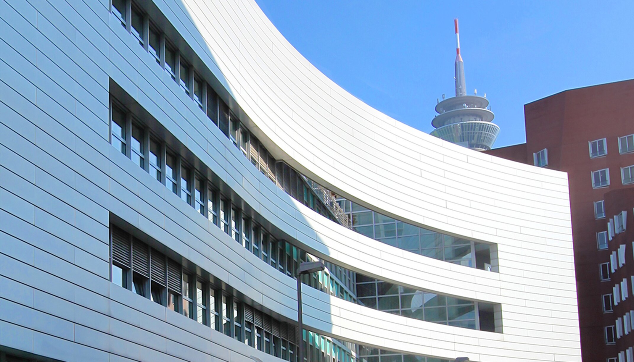 "Kaicenter Düsseldorf"; Fassadenprojekt aus Aluminium von POHL | © Manos Meisen Fotografie