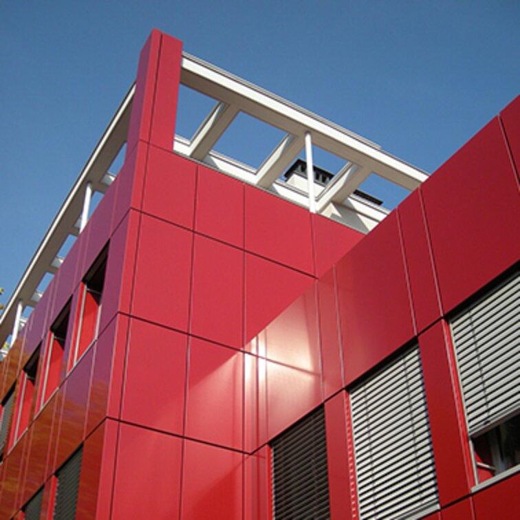 Quadratische Ansicht "Berufsgenossenschaft für Metall"; ausgeprägte Fassadenverkleidung