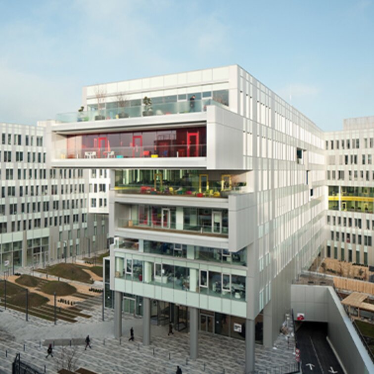 Quadratische Ansicht "Campus SFR"; Fassadengestalltung mit POHL Duranize Neutral und Champagne