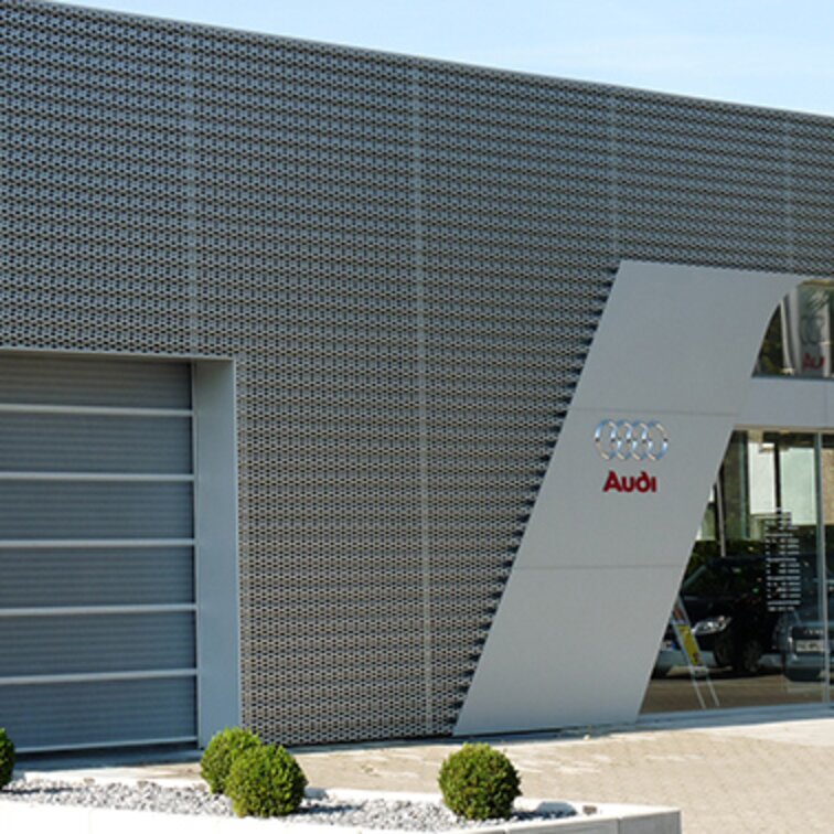 Quadratische Ansicht "Audizentrum"; unaufwändige hinterlüftete Aluminiumfassade