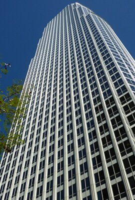 Quadratische Ansicht "777 Tower"; Gebäudehülle aus Metall