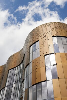 "City Plaza Wuppertal"; amazing brass facade design | © Valéry Kloubert