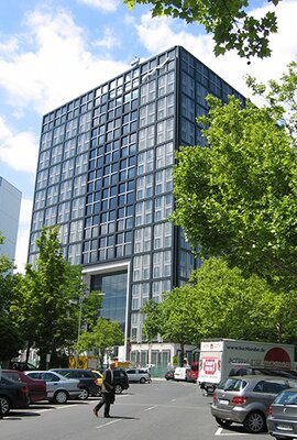 "Deutsche Börse Frankfurt"; Pullverbeschichtete Fassadenoberfläche aus Aluminium