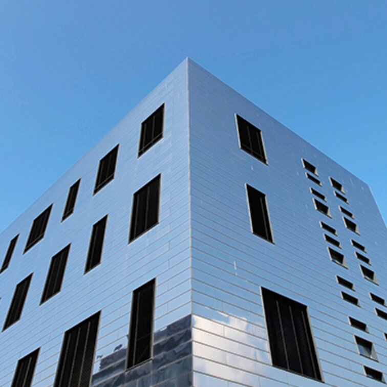 "Forschungszentrum Caeser"; clever stainless steel facade panels | © Manos Meisen Fotografie