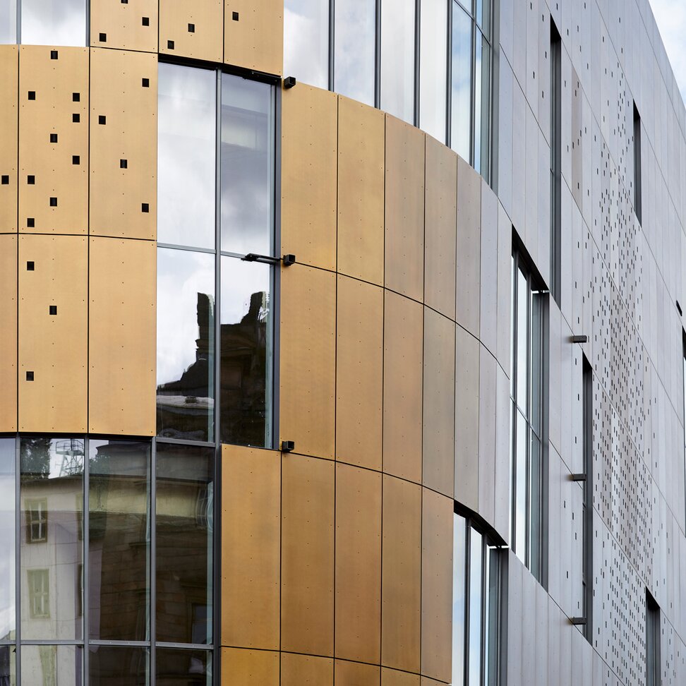 "City Plaza Wuppertal"; indivudal brass facade solution | © Valéry Kloubert