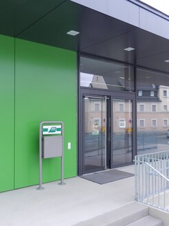 Referenzbild "AOK Münchberg"; Fassadensystem