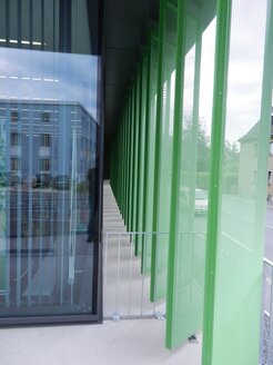 Referenzbild "AOK Münchberg"; Systemfassade