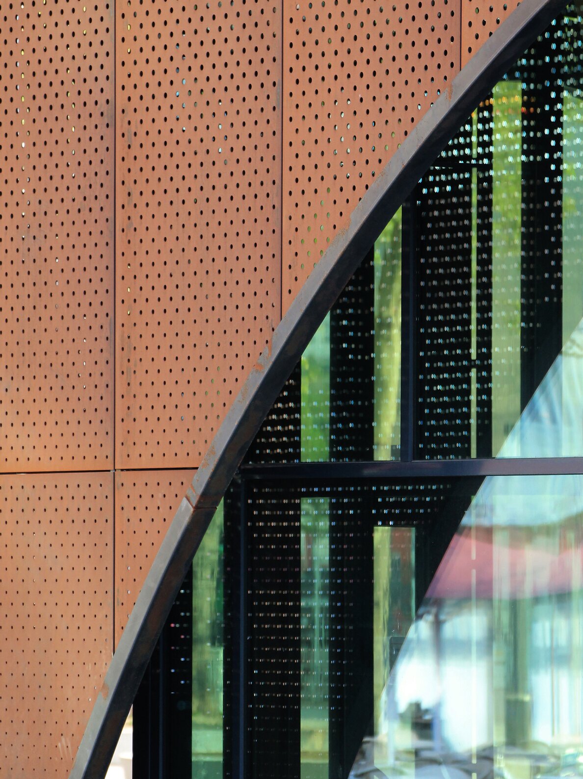 "Gastropavellion Düsseldorf"; Cortenstahlfassade mit einer POHL Phoenix Oberfläche | © Christian Pohl GmbH