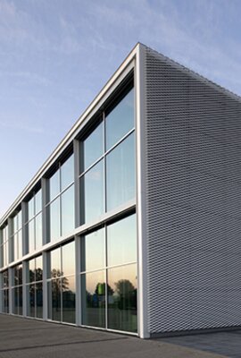 square view: facade cladding "Firmenzentrale Lemken", expanded metal POHL Ecopanel EM