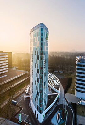 "Holiday Inn Hamburg"; umweltbewusste Vorhangfassade aus Aluminium | © Fotos: Daniel Sumesgutner
