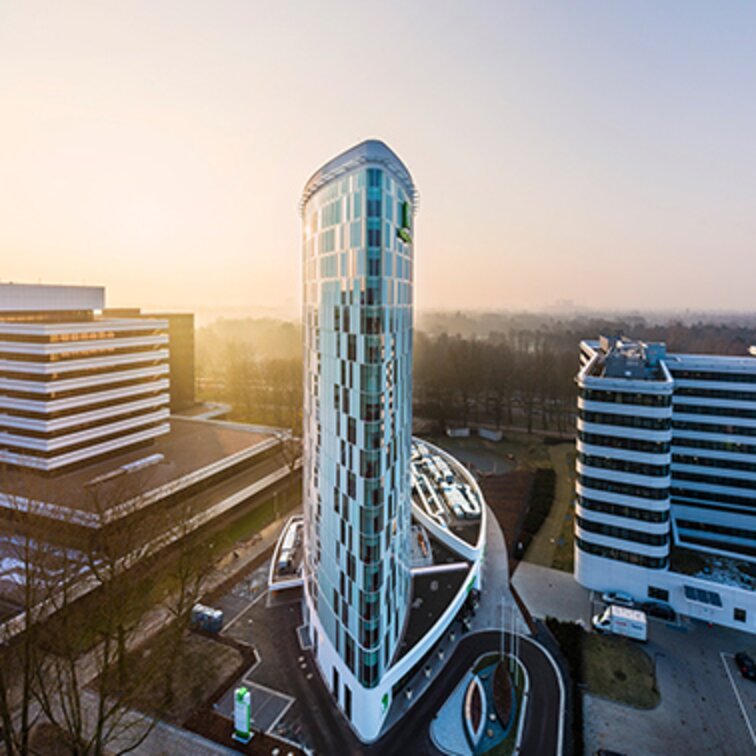 "Holiday Inn Hamburg"; umweltbewusste Vorhangfassade aus Aluminium | © Daniel Sumesgutner