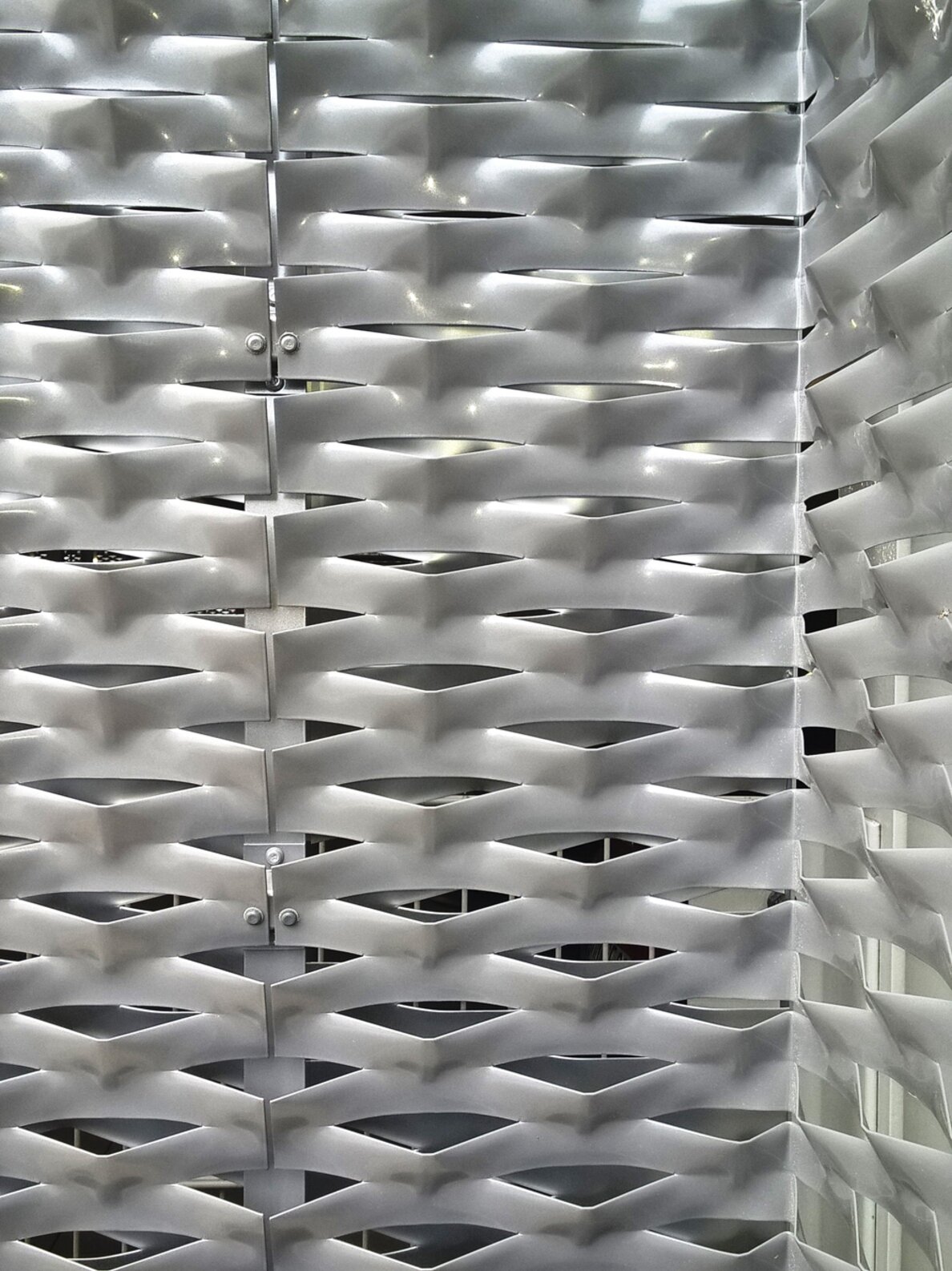 "Kaicenter Düsseldorf"; innovative streckmetall Fassaden aus Aluminium 
