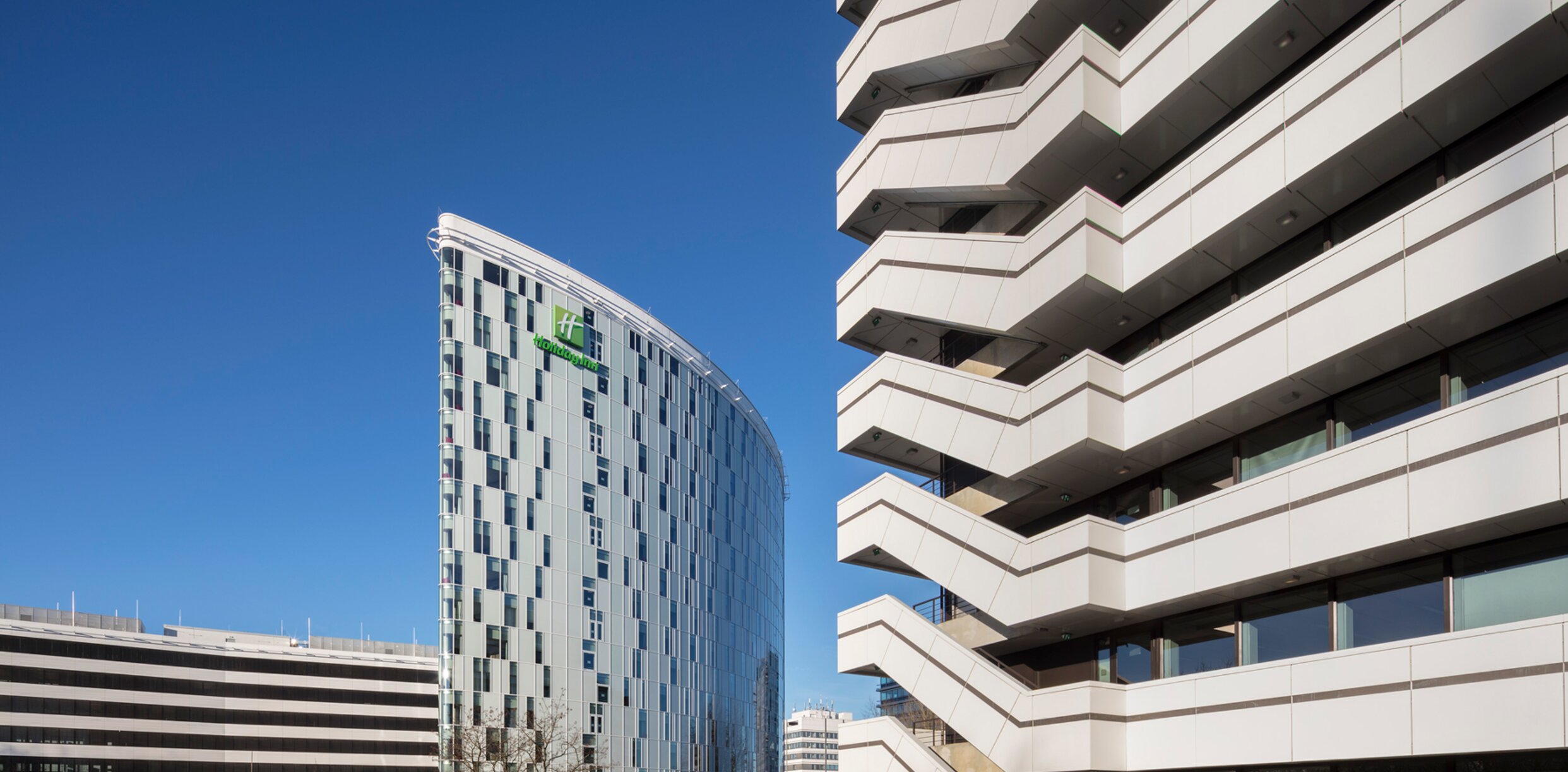 "Holiday Inn Hamburg"; amazing stainless steel panels from POHL 