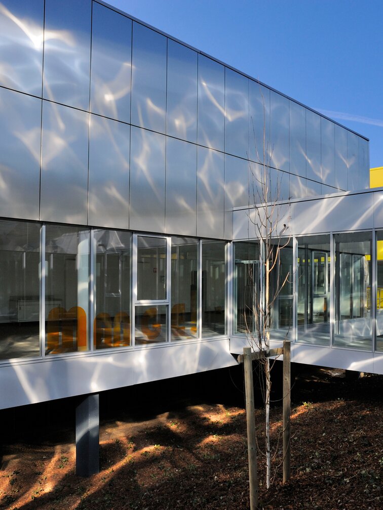 "Hotelfachschule Lycée"; reflektierende Fassadenoberfläche aus Edelstahl
