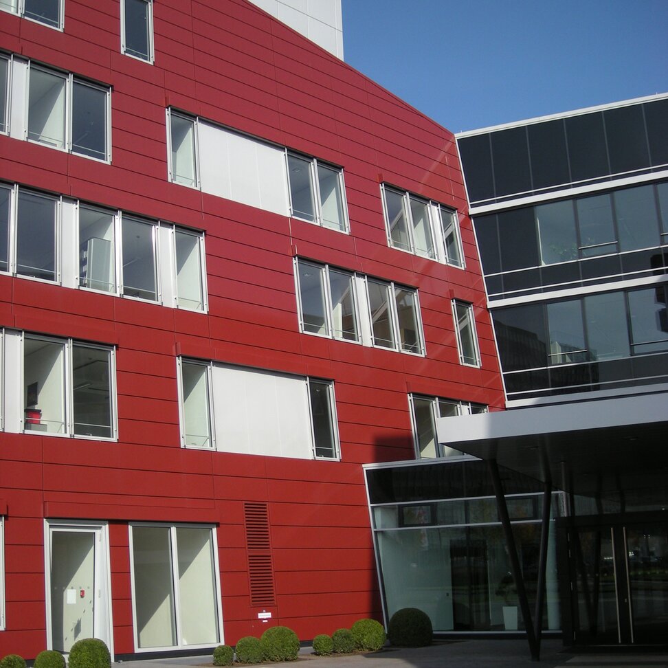 "Grafenberger Höfe"; auffallende Fassadenoberfläche aus Aluminium