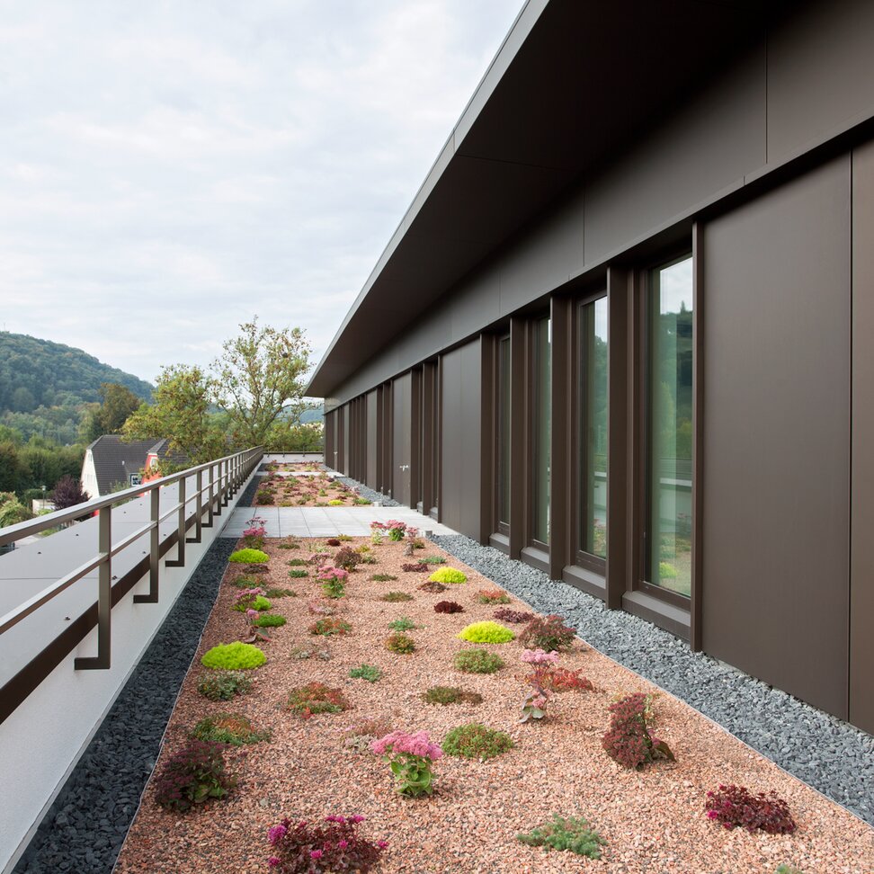 "Gesundheitshaus Kettwig"; Eloxierte Aluminiumfassade von POHL Facades | © DEIMEL + WITTMAR Architekturfotografie