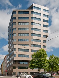 "Hernalser"; architektonische Fassadenumhüllung aus Aluminium