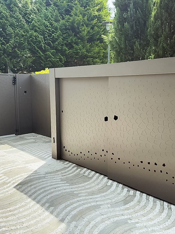 Zaun- und Toranlage Sonderlösung